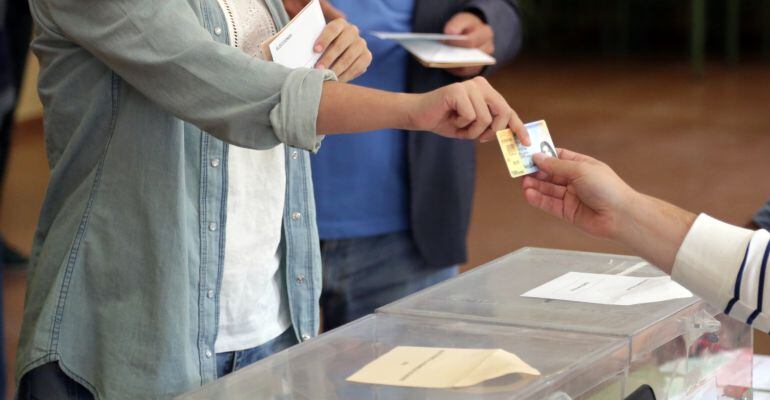 Un ciudadano identificándose antes de ejercer su derecho a voto