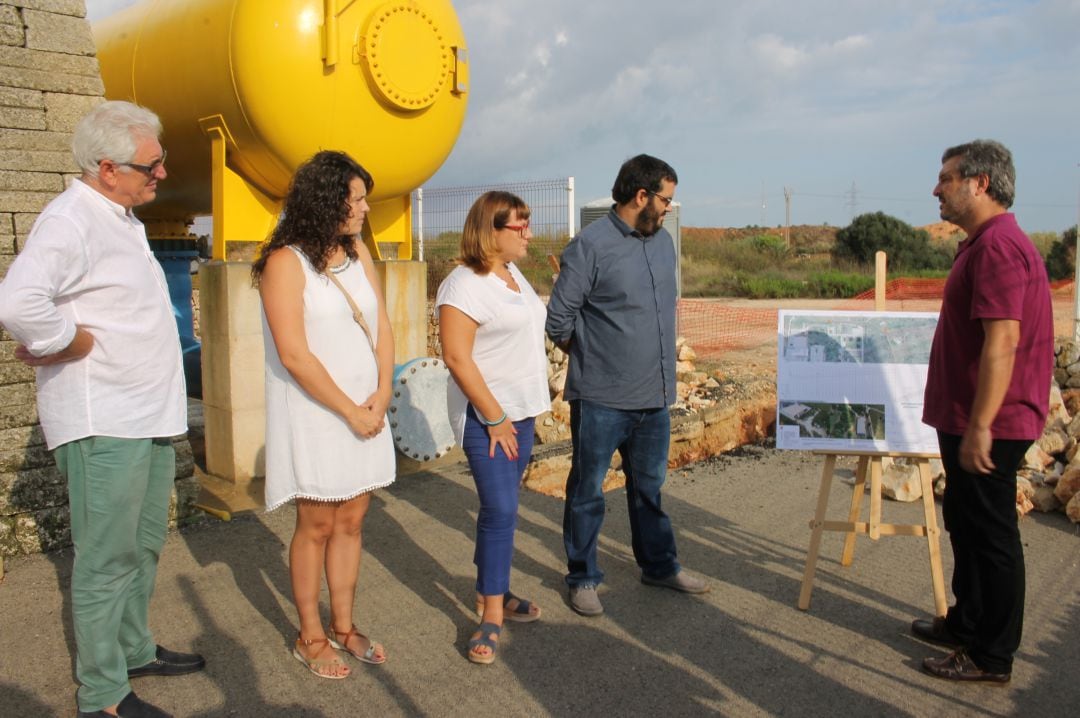 Los responsables políticos inspeccionaron las obras de la desaladora.