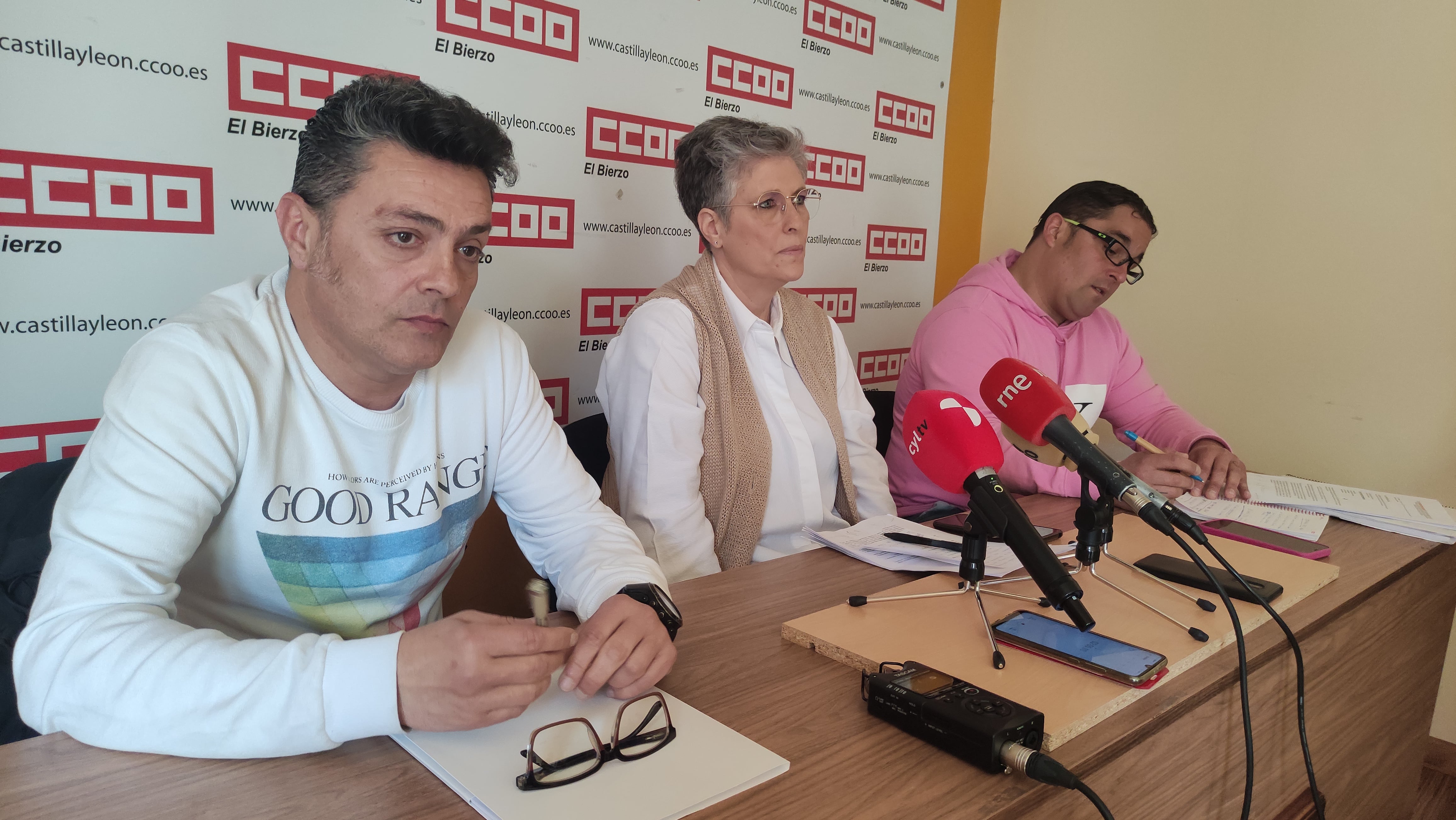 La responsable provincial del Hábitat de CCOO y los delegados de la organización en el comité de FCC en Ponferrada