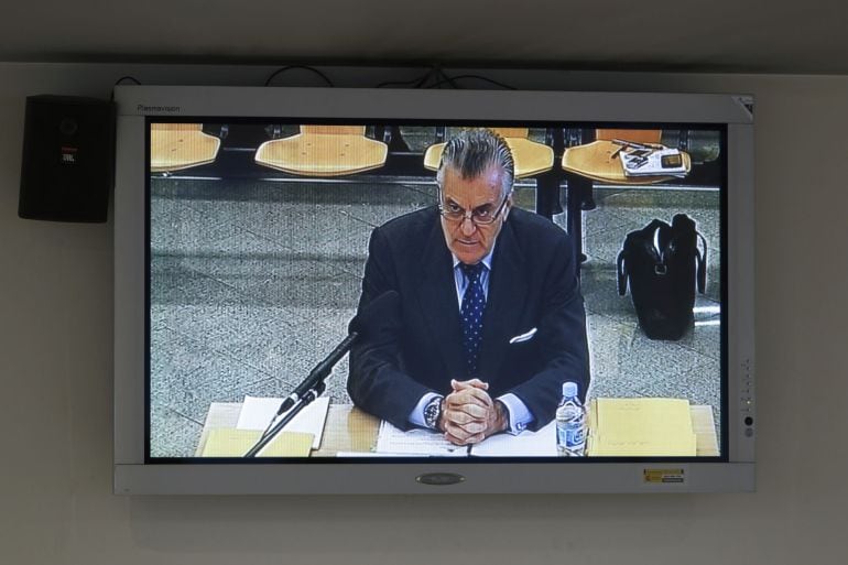 Imagen de la declaración del extesorero del PP Luis Bárcenas en el monitor instalado en la sala de prensa de la Audiencia Nacional.