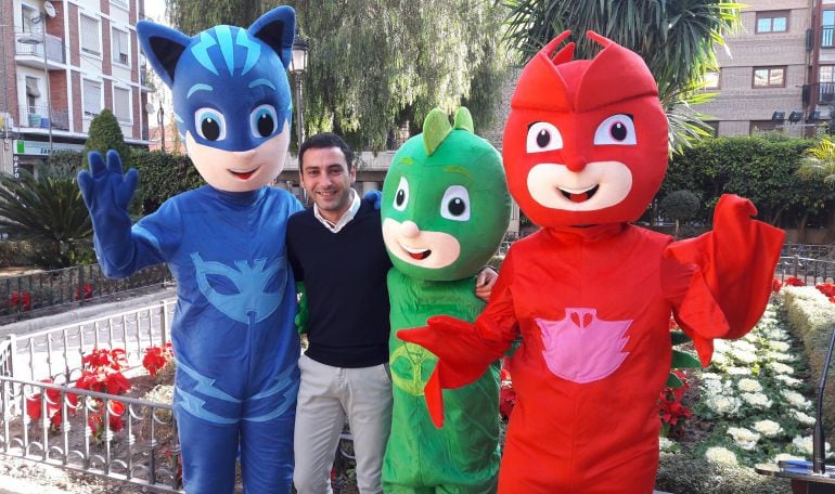 El concejal de Cultura de Lorca, Agustín Llamas, junto a algunos de los personajes que protagonizarán la Cabalgata de Reyes