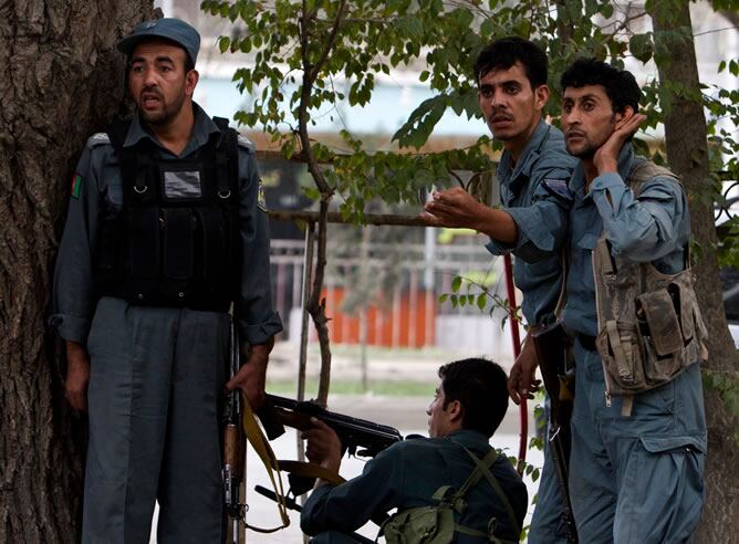 Fuerzas de la policía afgana toman posiciones durante los momentos finales del asalta talibán a Kabul que ha durado 20 horas