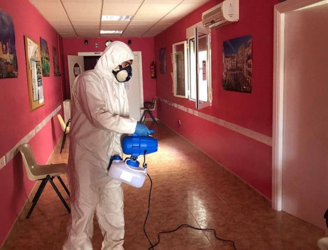 El equipo de gobierno está procediendo a la desinfección de instalaciones