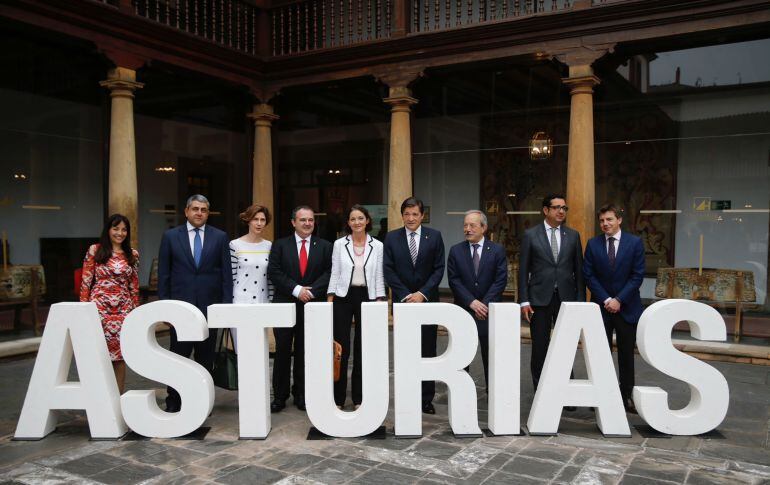 La ministra de Industria y el presidente del Principado (quinta y sexto por la izquierdq) aprovecharon su primer encuentro para mantener una reunión de trabajo.