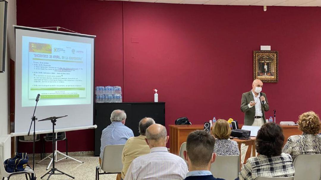 Momento de la conferencia del Dr. José Juan Gaforio, en la Coop. Stmo. Cristo de la Misericordia de Jódar