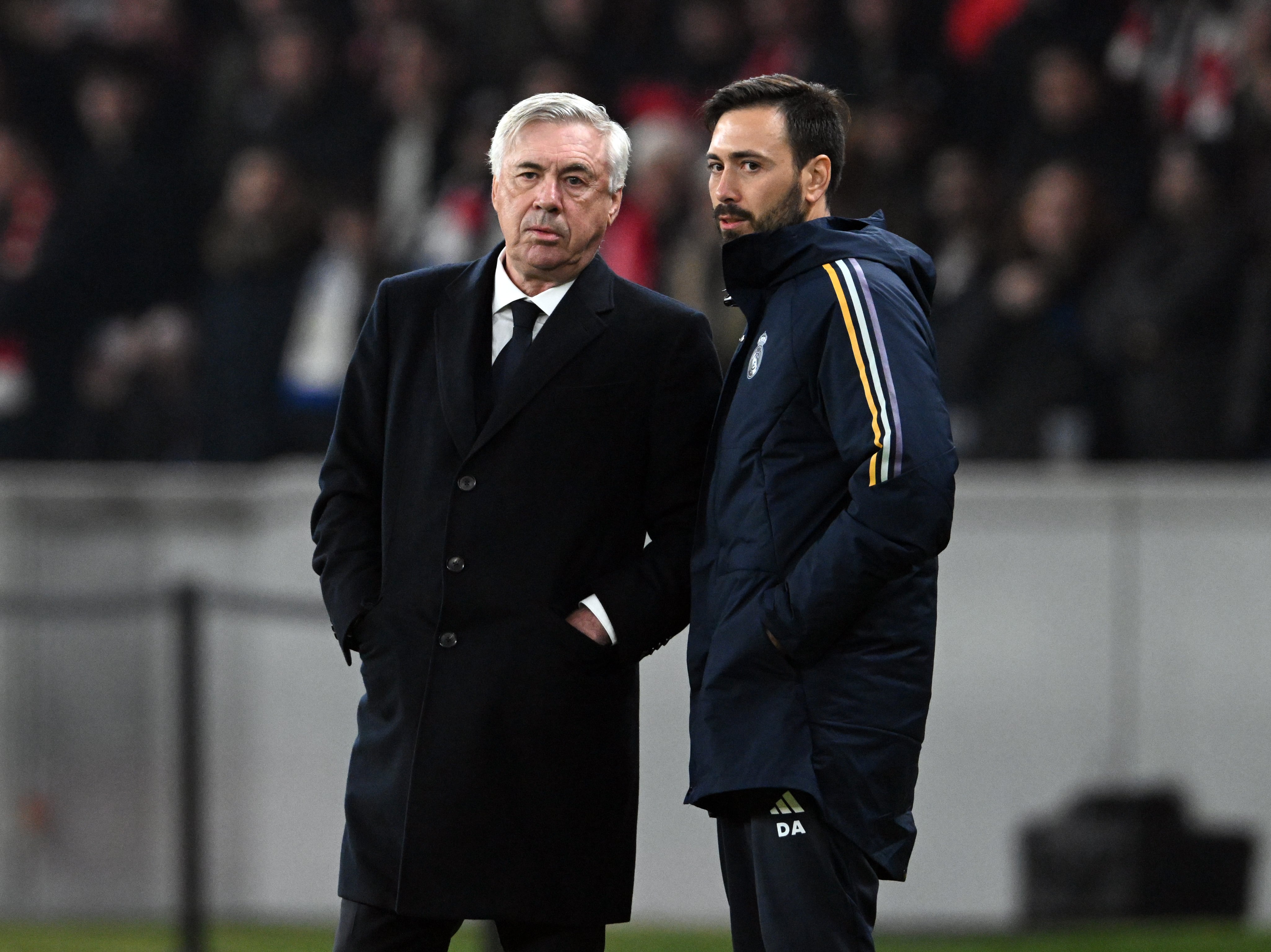 Carlo Ancelotti y Davide Ancelotti hablan durante un encuentro de UEFA Champions League