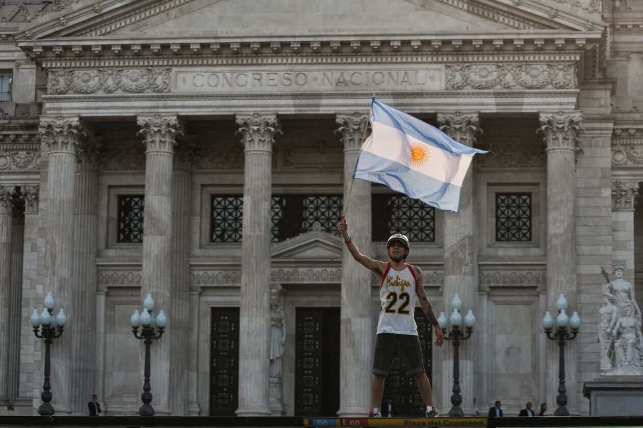 Una persona protesta frente al Congreso de Argentina en el marco de la huelga nacional por la reforma laboral impulsada por Milei.