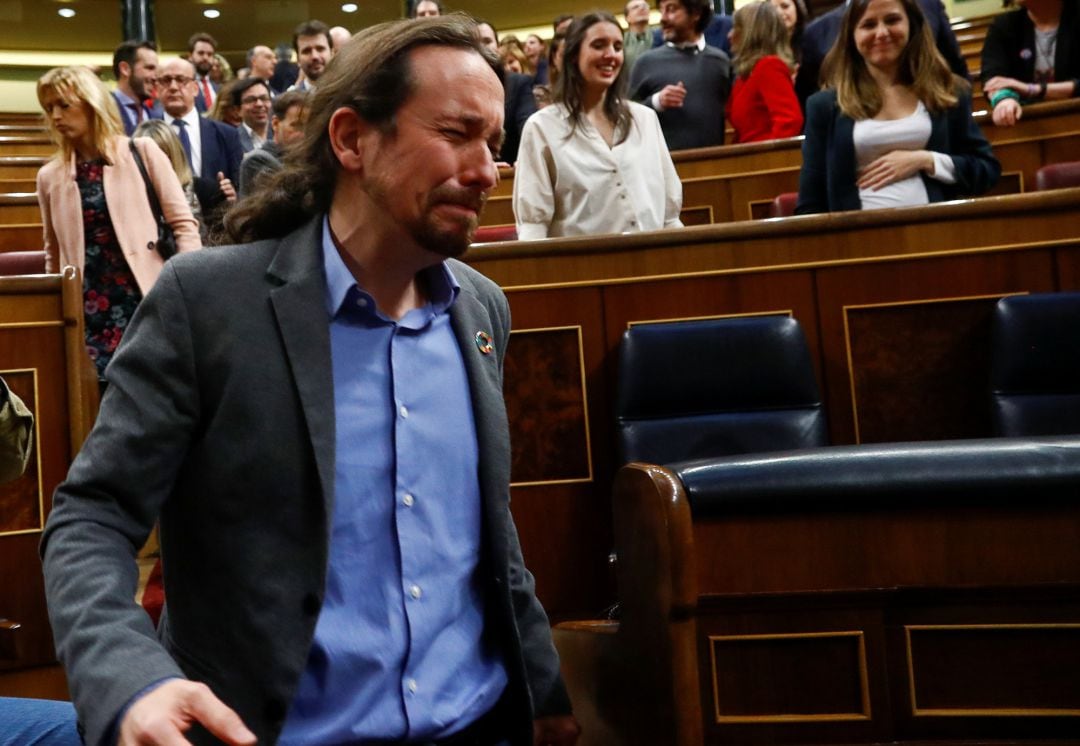 Pablo Iglesias rompe a llorar tras la investidura de Pedro Sánchez