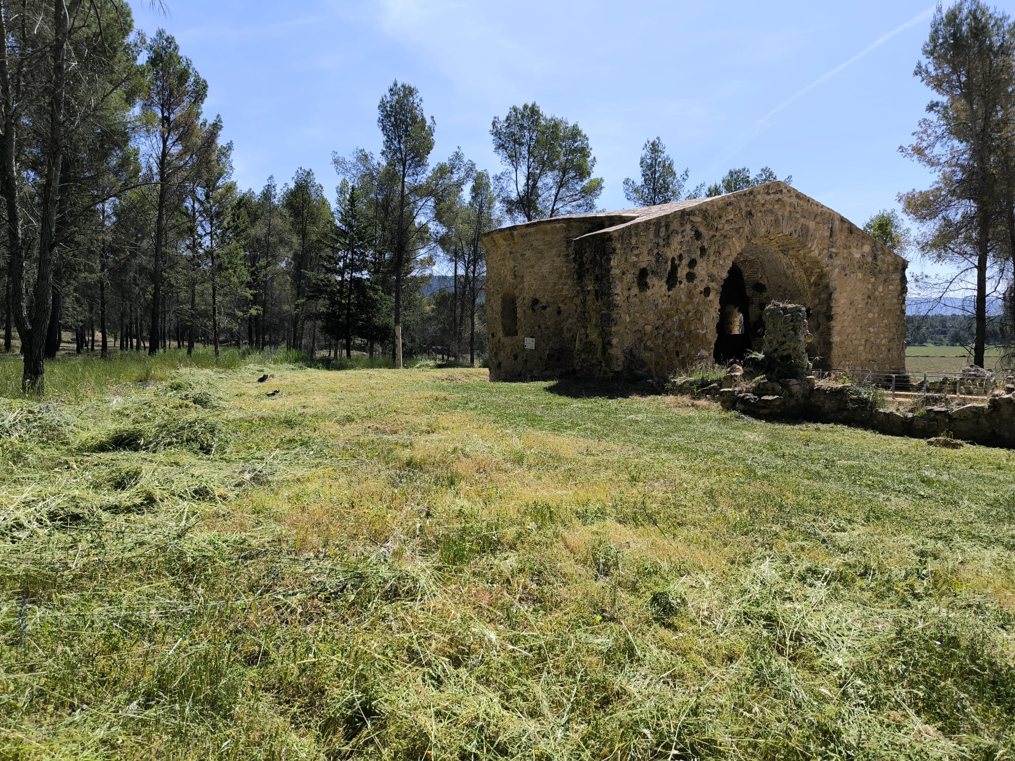 El Ayuntamiento de Albendea ha limpiado a principios de junio la hierba crecida en el entorno del mausoleo.