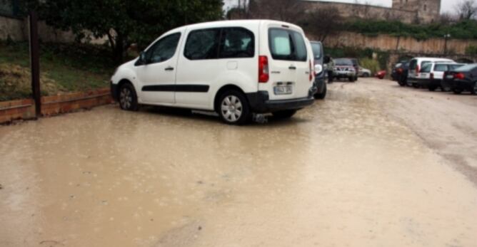 Aigua acumulada en una zona d'aparcament a Valls, a causa de les fortes pluges