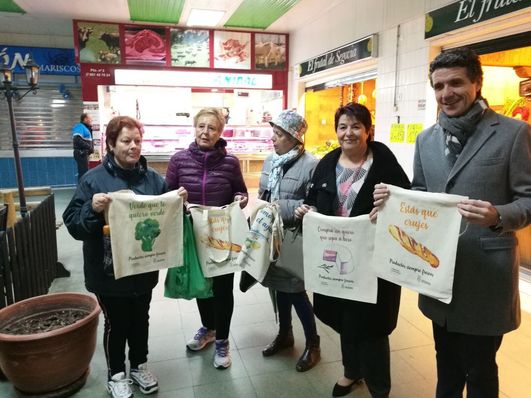La alcaldesa Clara Luquero y el concejal AndrésTorquemada junto a varias personas en el mercado de La Albuera donde se ha presentado esta nueva campaña
