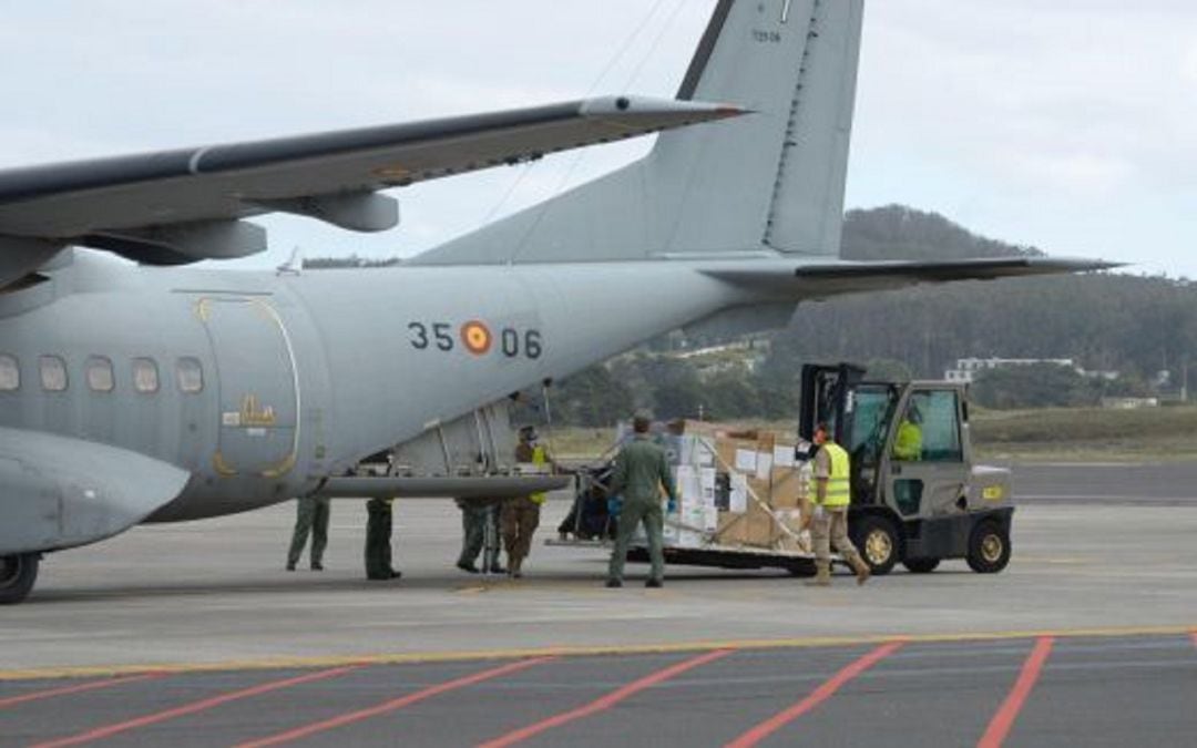 Avíon de transporte militar cargando en Gran Canaria.