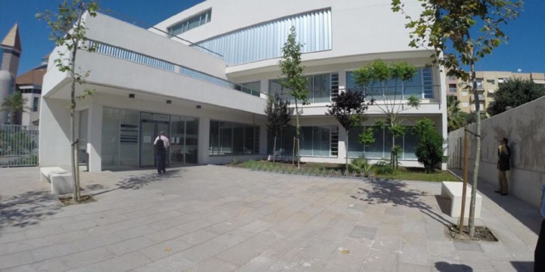 Centro de Salud Salvador Allende en València, uno de los que abrirá por la tarde este verano (foto de archivo)