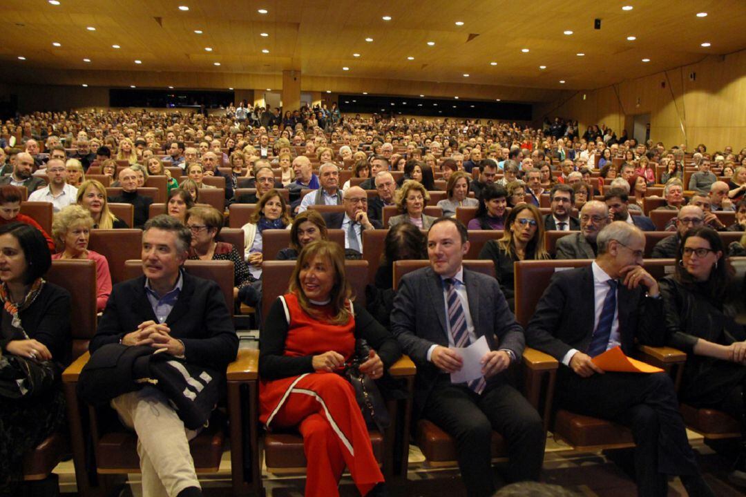 El candidat a cap de Govern de DA, Xavier Espot (al centre) acompanyat de les principals autoritats demòcrates com Antoni Martí, Conxtia Marsol o Vicenç Mateu, i davant un miler de persones que omplien de gom a gom el centre de congressos en l'acte de pre