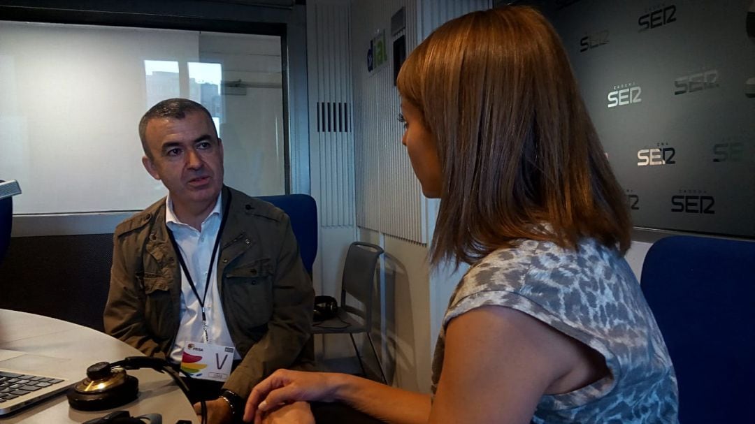 Lorenzo Silva con Macarena Berlín en los estudios de la Cadena SER