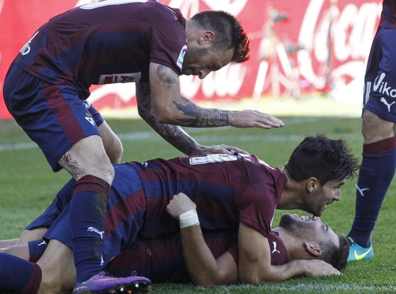Los jugadores del Eibar celebran el gol de la victoria