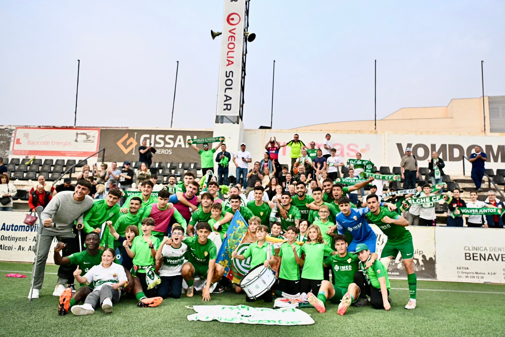 Jugadores del filial y peñistas de la Grada Ilicitano 1932 celebrando el empate en El Clariano