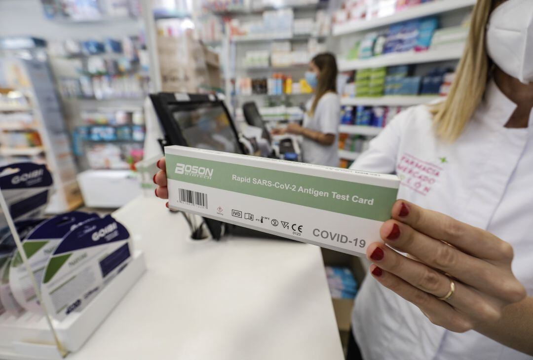 Desde el pasado 20 de julio los test de antígenos se pueden adquirir por unos 8 euros en las farmacias de nuestro país 