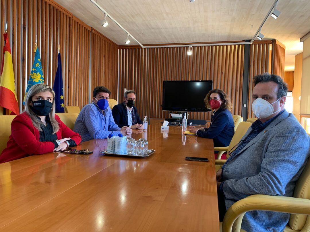 Imagen de la reunión mantenida esta tarde en Alcaldía para decidir la suspensión de las Hogueras 2021