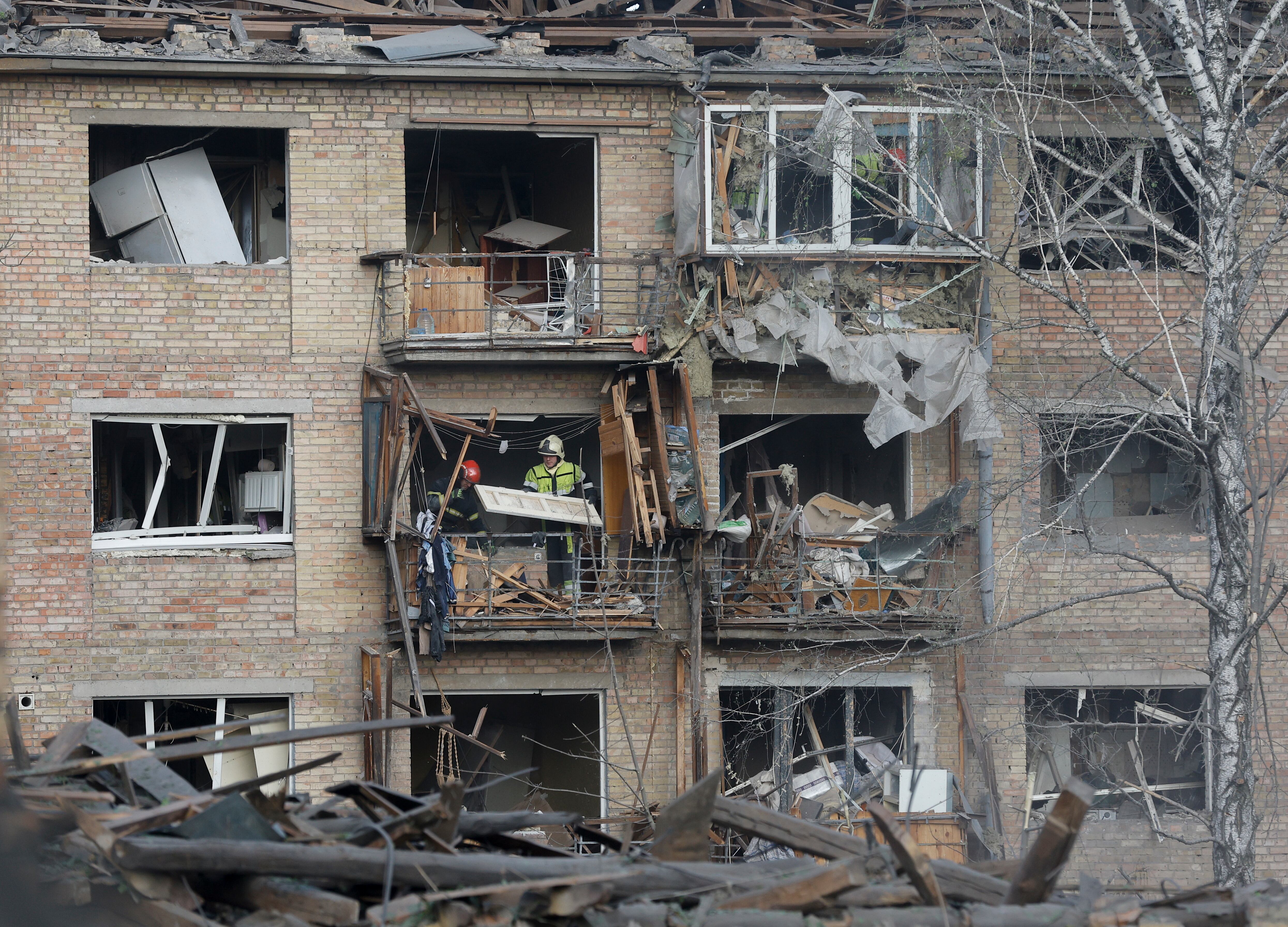 Los equipos de rescate trabajan en los edificios destruidos tras la oleada de ataques rusos sobre Ucrania de este jueves. EFE/EPA/SERGEY DOLZHENKO