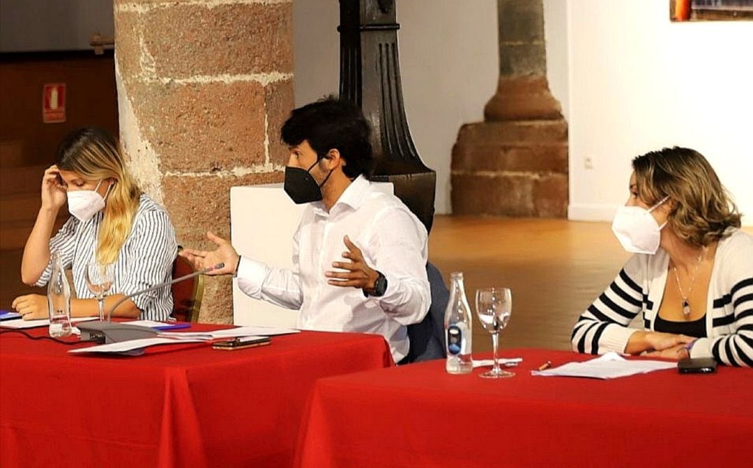 Concejales socialistas junto a su portavoz en Teguise, Marcos Bergaz.