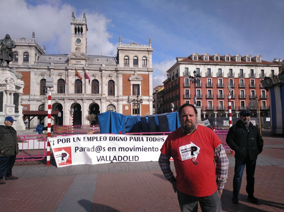 Javi Heras durante la concentración de Parados en Movimiento en la Plaza Mayor, con Luis González 