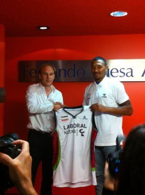 Johnson con Félix Fernández en el día de su presentación.