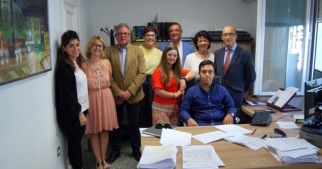 Paula González y Luis Ochoa, en el centro, junto a responsables del Colegio de Abogados de Jaén y de la Asociación Síndrome de Down Jaén.