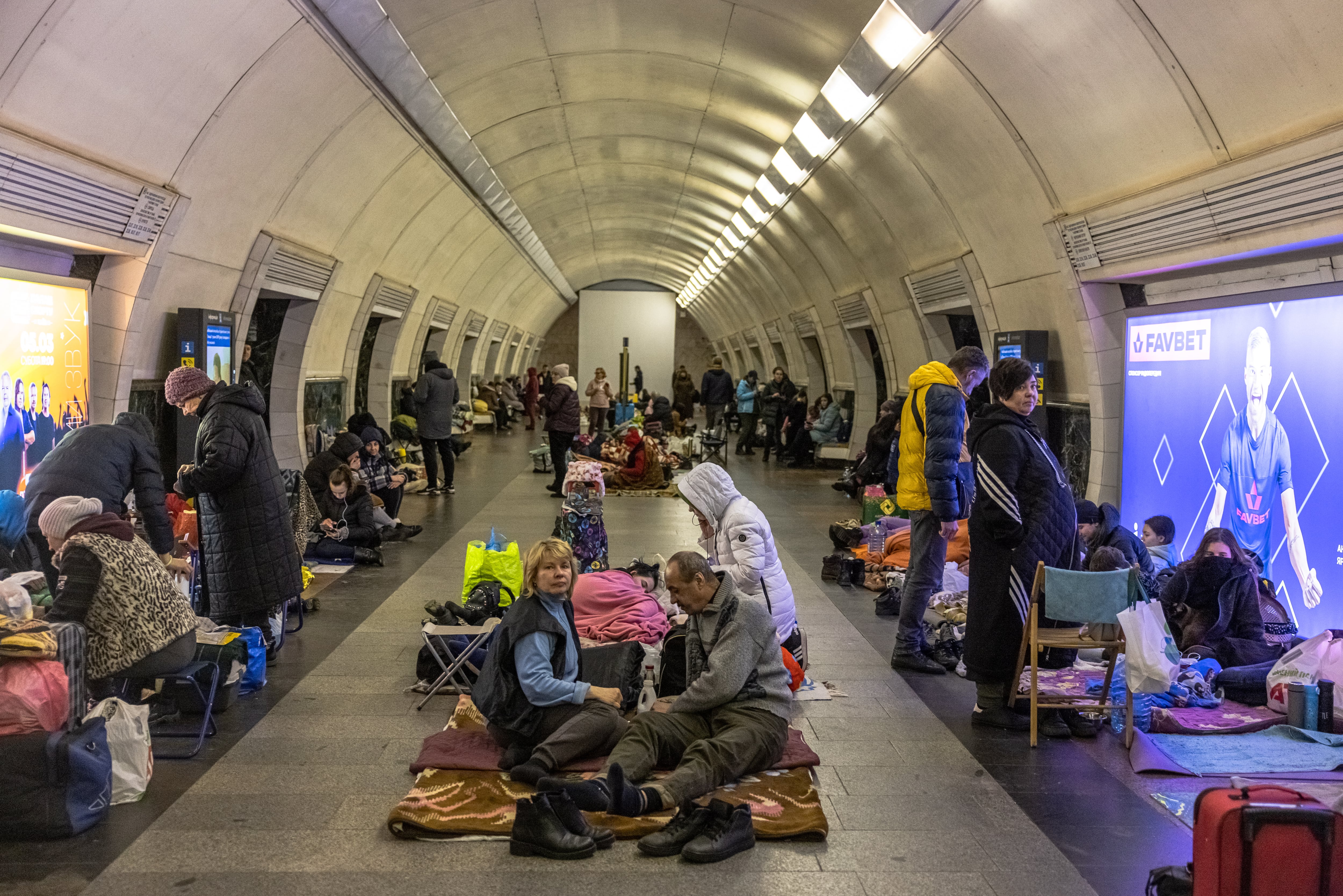 Ciudadanos ucranianos buscan refugio en el metro de Kiev