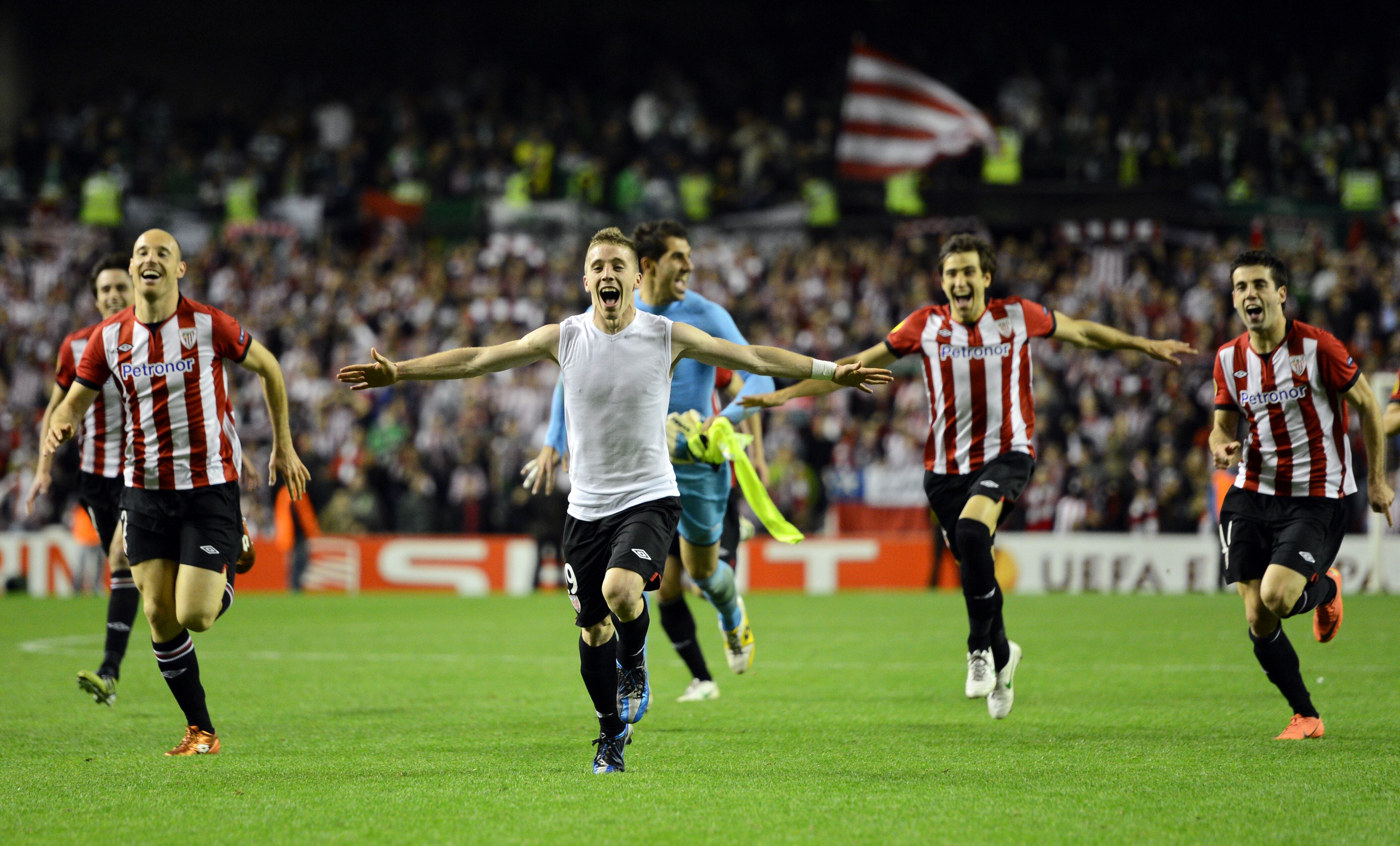 Iker Muniain celebra junto a sus compañeros el pase a la final de la Europa League de 2012