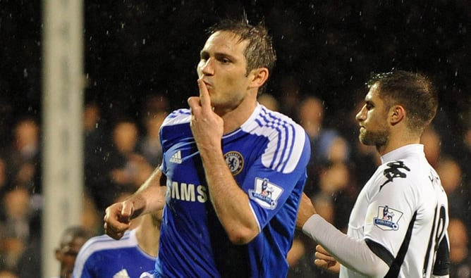 El jugador del Chelsea Frank Lampard celebra un gol de penalti contra el Fulham el lunes 9 de abril de 2012, en un partido de la liga inglesa disputado en el Craven Cottage de Londres (Reino Unido)