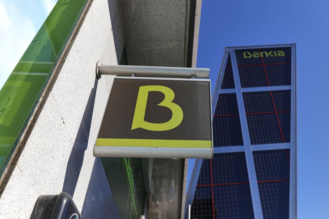 Oficina de Bankia y su sede en la torre Kio de Madrid.