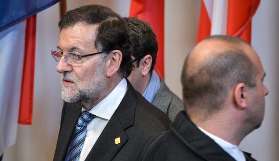 JW94 - BRUSELAS (BÉLGICA), 12/2/2015.-El presidente del Gobierno español, Mariano Rajoy (i), se retira hoy, jueves 12 de febrero de 2015, después de la Cumbre de Jefes de Estado Europeos y Gobiernos en el Consejo Europeo en Bruselas (Bélgica). Líderes de 