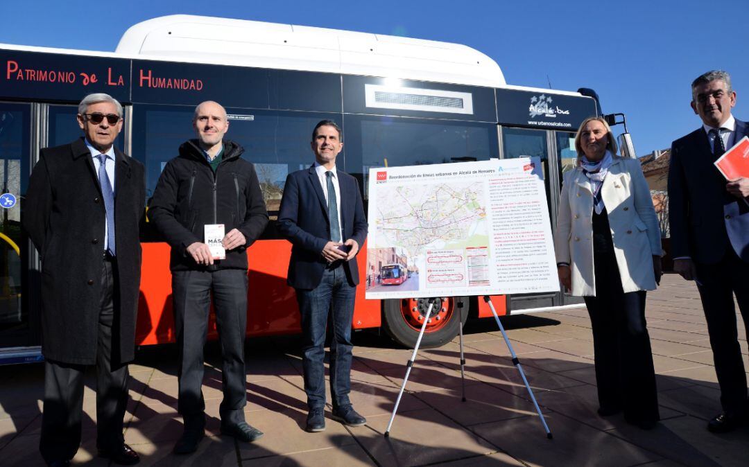 El concejal de Medio Ambiente de Alcalá de Henares, Alberto Egido, el alcalde complutense, Javier Rodríguez, la consejera de Transporte, Rosalía Gonzalo, y el director-gerente del Conorcio Regional de Transportes, Alfonso Sánchez, este viernes.