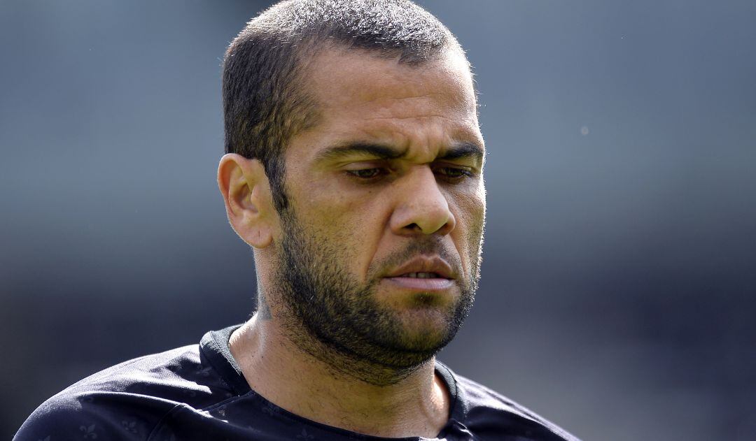 El defensa brasileño Dani Alves anunció que no seguirá en el París Saint-Germain la próxima temporada