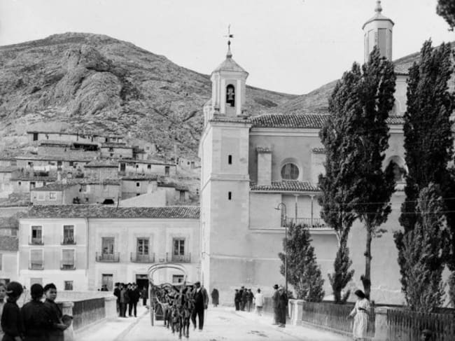 San Antón con carro de mula, sin la segunda planta del edificio.