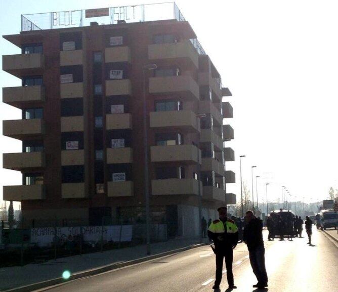 Los Mossos mantienen el cordón policial en el bloque ocupado de Salt