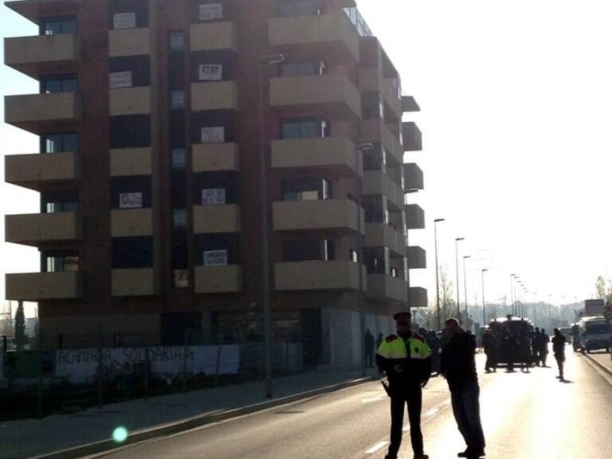 Los Mossos desalojan el bloque ocupado de Girona