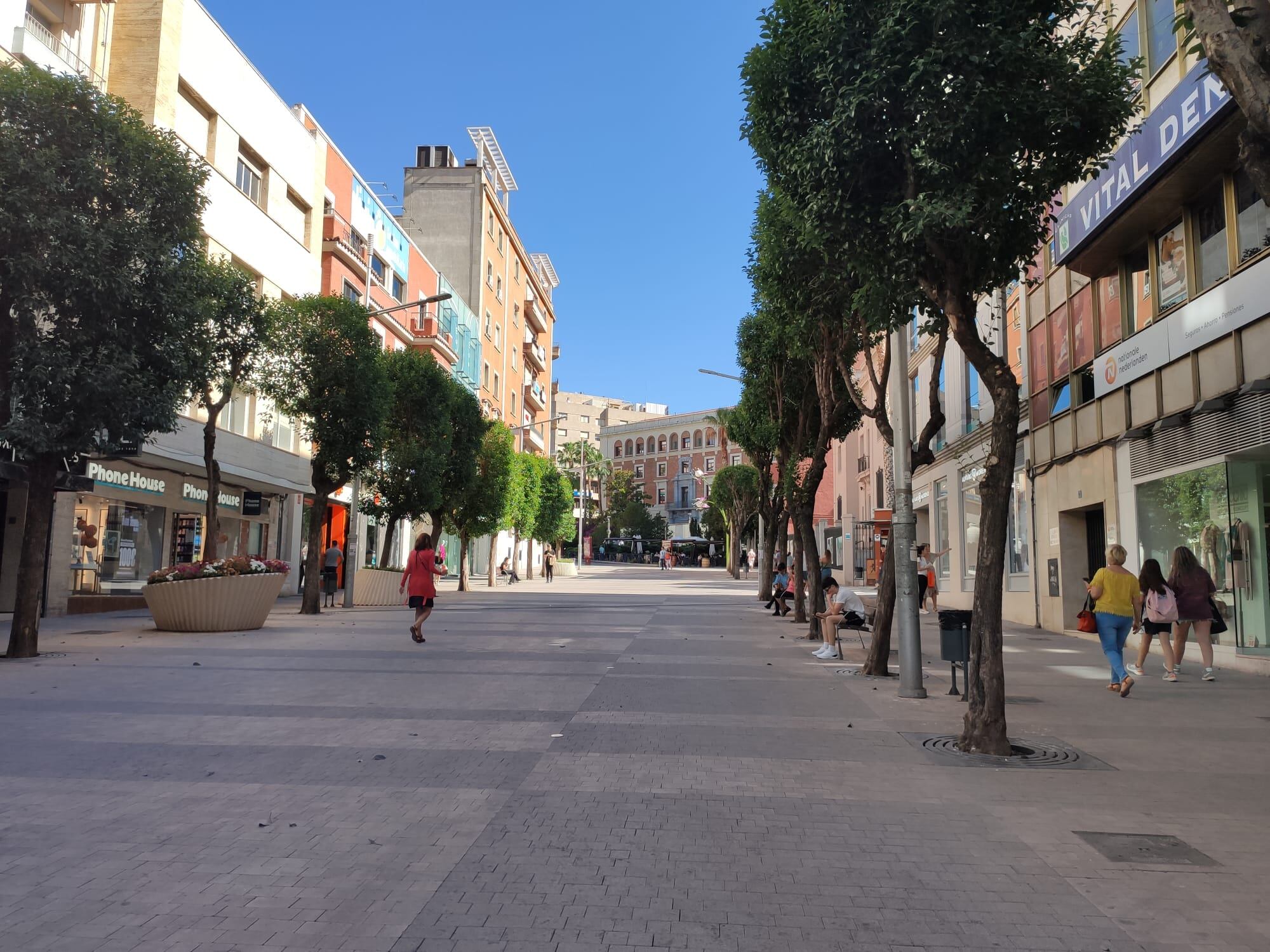 Gente paseando por la calle Roldán y Marín, en el centro de Jaén capital