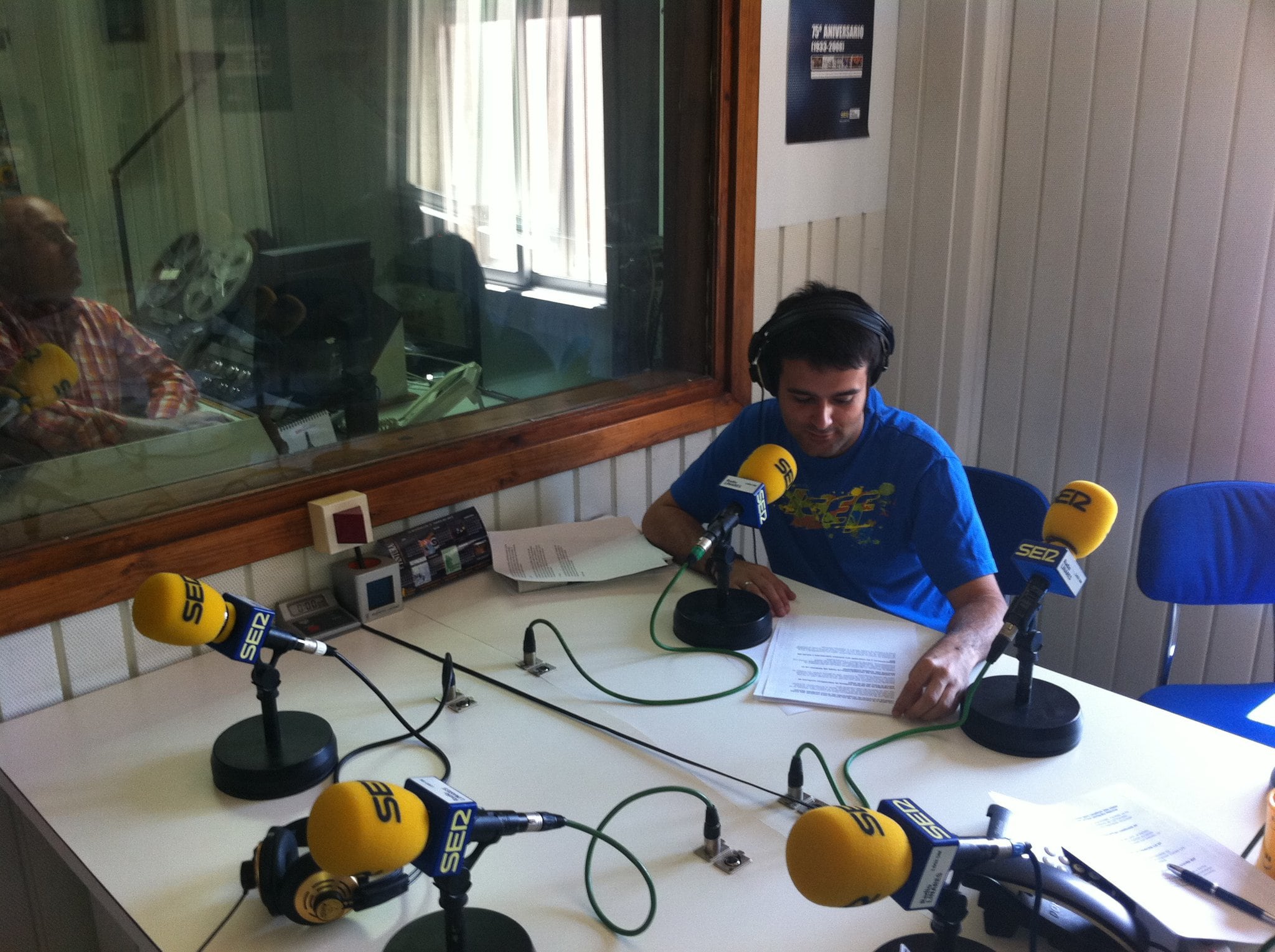 Andrés Cardenete en los estudios de Radio Linares.