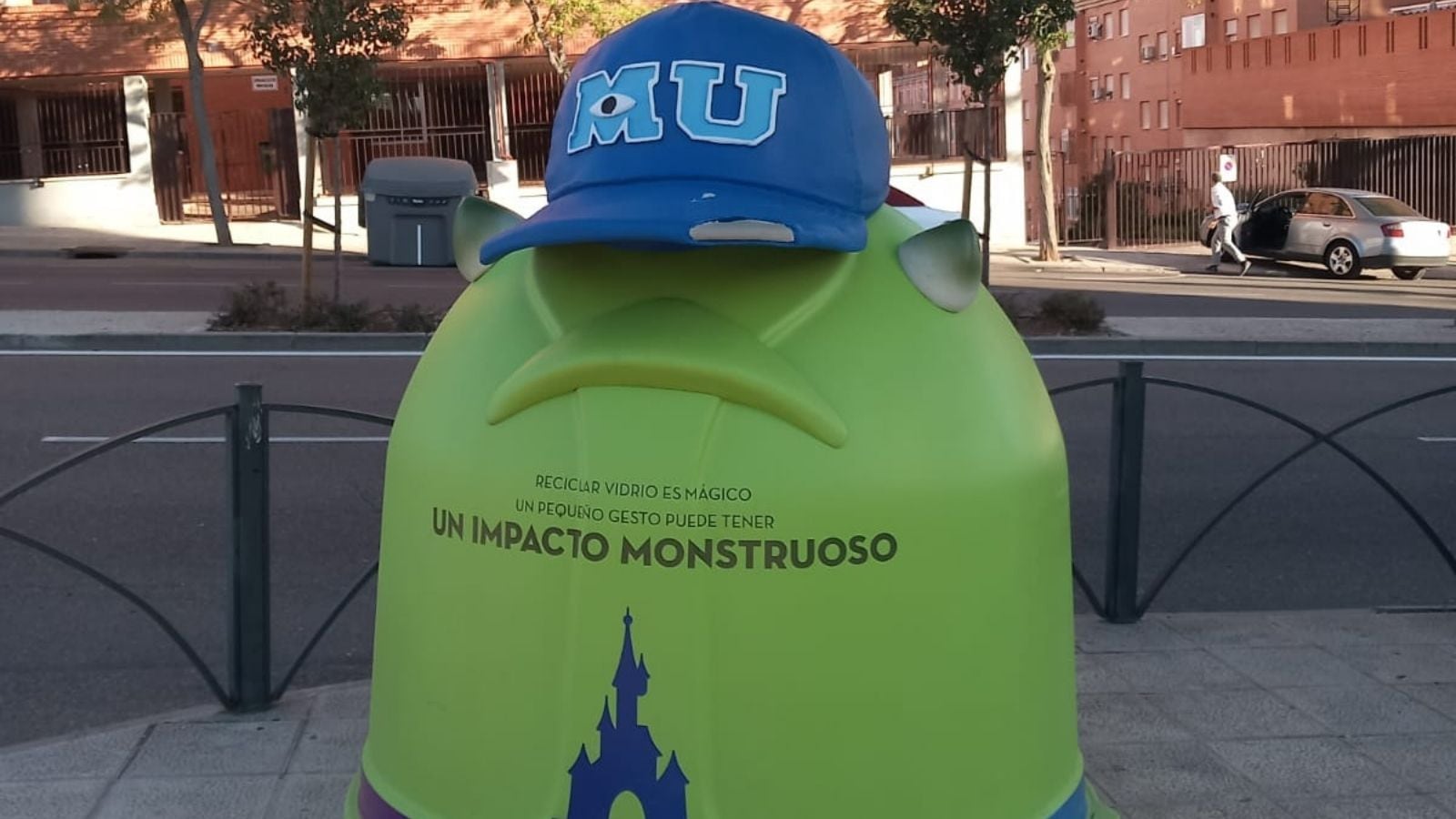 Imagen del contenedor de Mike Wazowski de Monstruos SA, ubicado en la Avenida de Francia