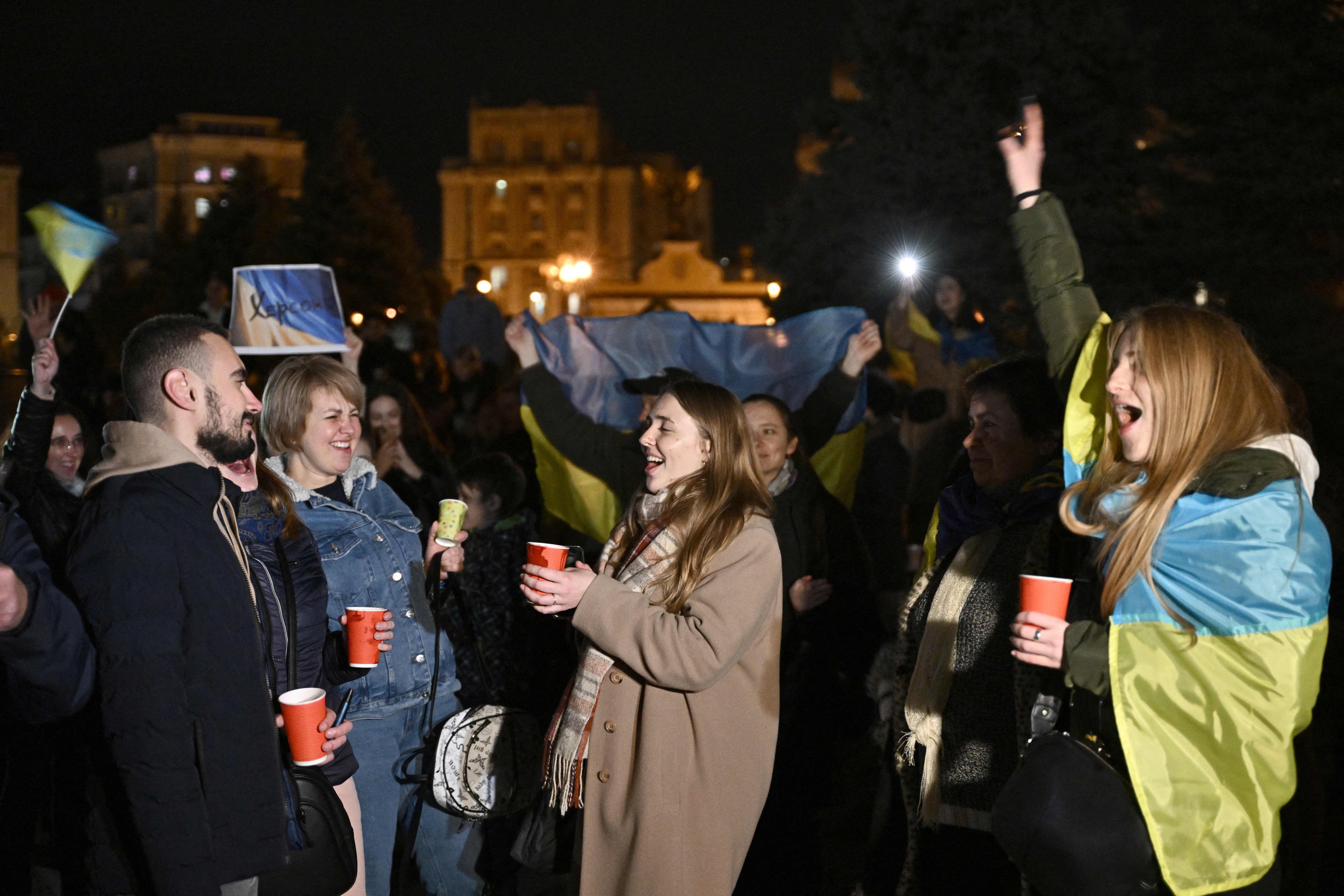 Varias ciudadanas ucranianas celebrando la toma de Jersón desde la plaza del Maidán, en Kiev