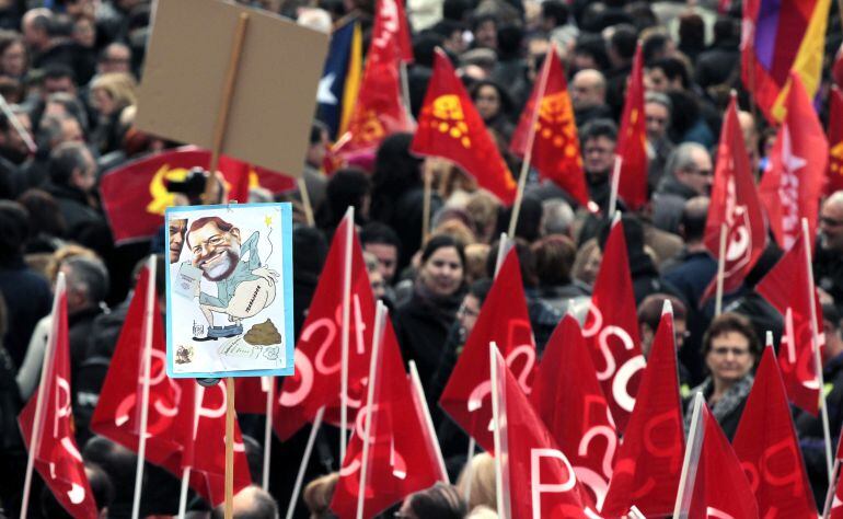 Varios miles de personas en las calles de Barcelona para protestar contra la reforma labora, en una manifestación bajo el lema el lema &quot;Ni reforma laboral, ni recorte&quot; que reunió a sindicatos y a los partidos de la izquierda catalana