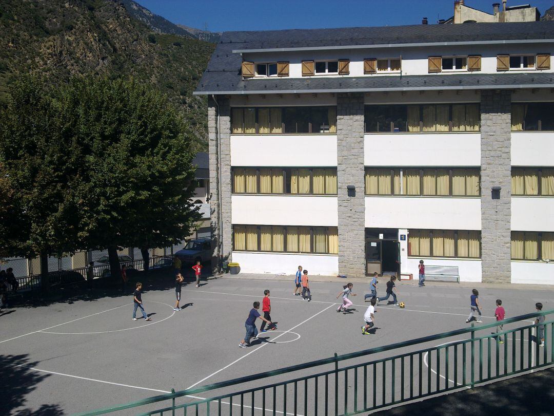 Escolars al pati d'un centre educatiu d'Andorra