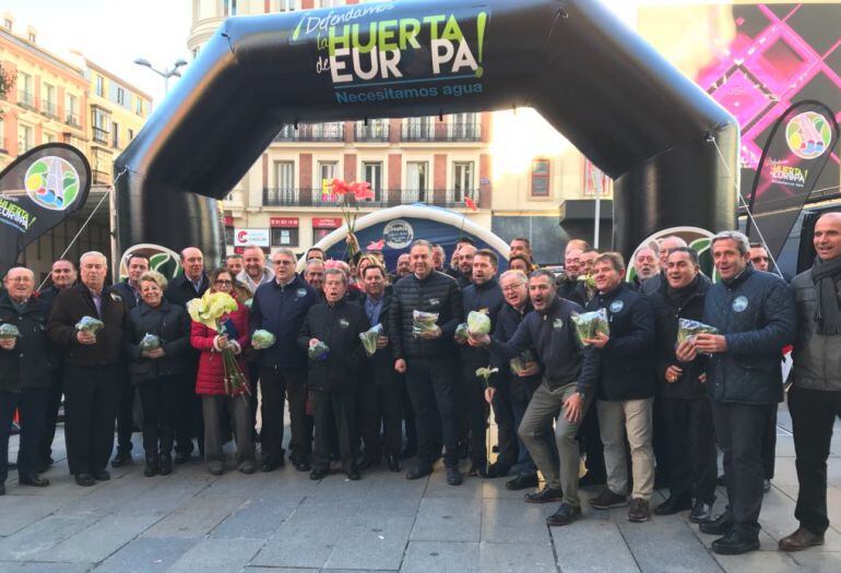 Los regantes, regalando miles de kilos de frutas y verduras en la plaza Callao de Madrid.