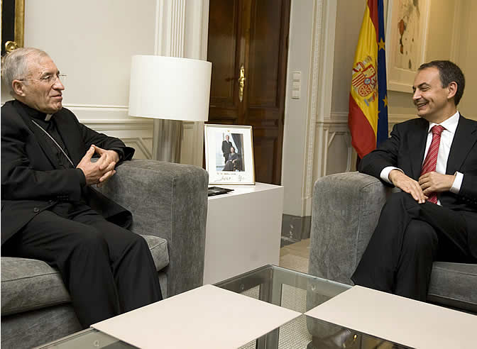 El presidente del Gobierno, José Luis Rodríguez Zapatero, y el presidente de la Conferencia Episcopal, Rouco Varela, charlan en la Moncloa.