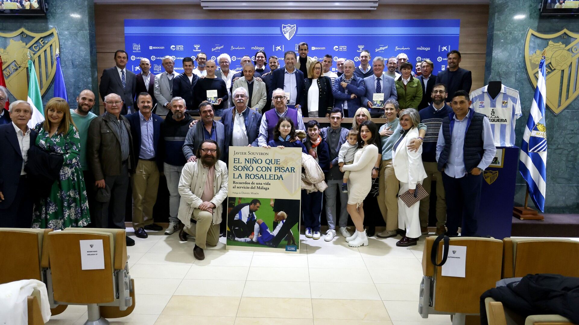 Foto de familia tras la presentación del libro