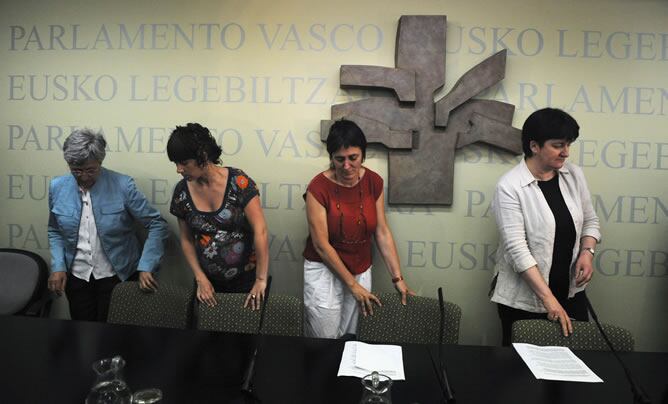 Las parlamentarias Nekane Erauskin e Itziar Bazterrika ante los medios de comunicación en el Parlamento Vasco.