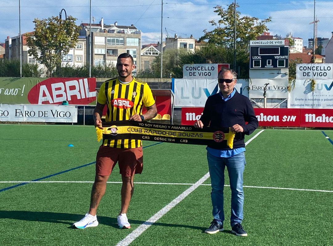 Gastón Cellerino posando con la camiseta del Rápido de Bouzas junto al presidente Alfonso Caneiro. 