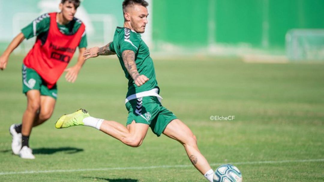 Josan se dispone a golpear el balón en un entrenamiento del Elche